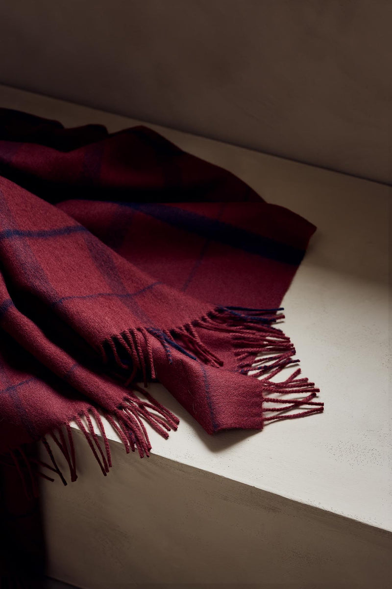 Silkeborg Uldspinderi ApS Warp & Weft Throw 130x190 cm - RWS Throw 02102 Embrace - Beetroot/Midnight (16824/01467)