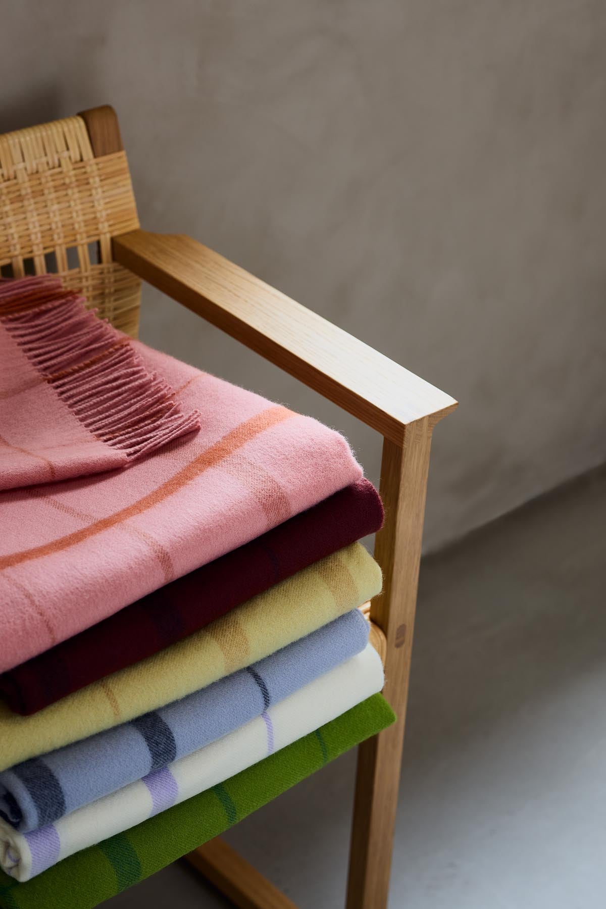 Silkeborg Uldspinderi ApS Warp & Weft 130x190 cm - RWS Throw 02105 Stable - Concrete/Midnight (17511/01467)